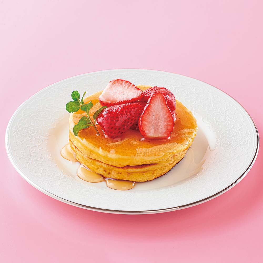 Pancakes with marinated strawberries and honey